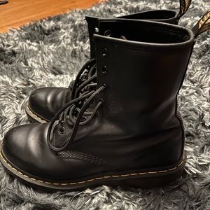 1460 Women’s Smooth Leather Lace Up Boots